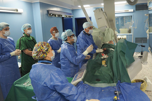 Врачи Центра хирургии им. А.В. Вишневского выполнили тройную гибридную операцию
