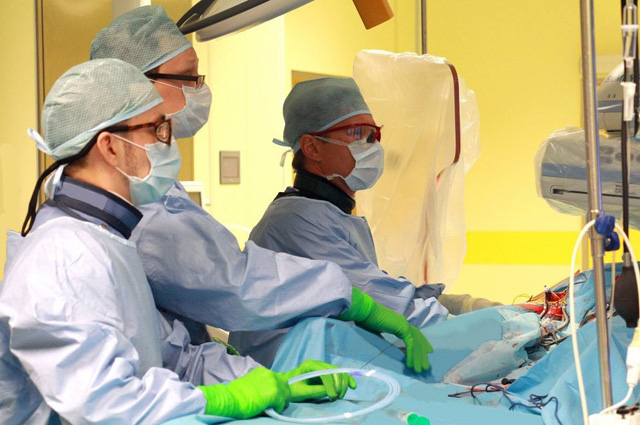 Сосудистые хирурги Центра Алмазова выполнили сложнейшую операцию эндопротезирования аневризмы брюшной аорты и почечных артерий по методике «дымохода»