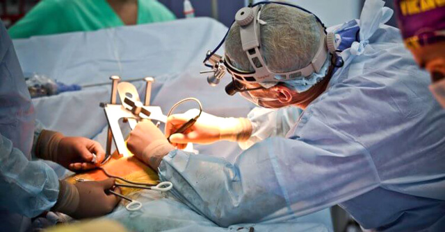 Ученые создали самоуправляемого робота-хирурга для операций на сердце