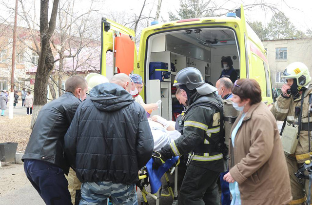 Эвакуация пациента из здания кардиохирургического центра