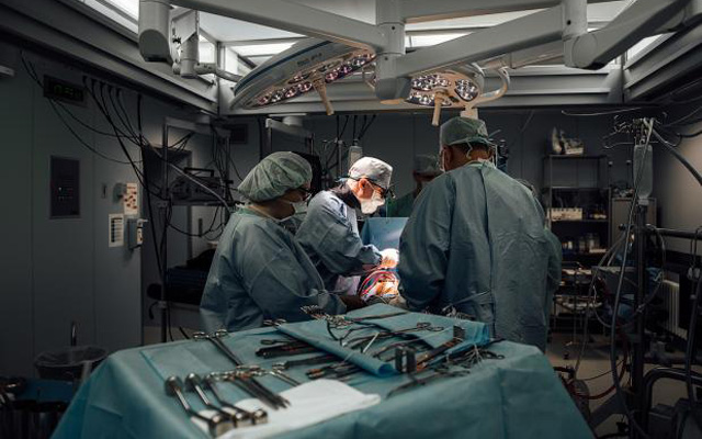 В Центре Мешалкина выполнили уникальную для мировой хирургической практики операцию пациенту с жизнеугрожающим заболеванием